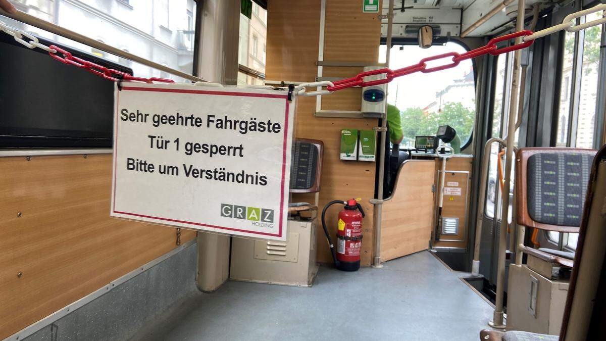 In einigen Straßenbahnen ist der Bereich hinter dem Fahrer nach wie vor abgesperrt