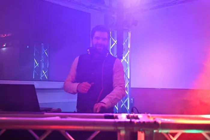 Für musikalische Unterhaltung sorgten im Festsaal „Die Silberbacher“ und in der Disco heizte „DJ Rokko“ (am Foto) die Stimmung an.