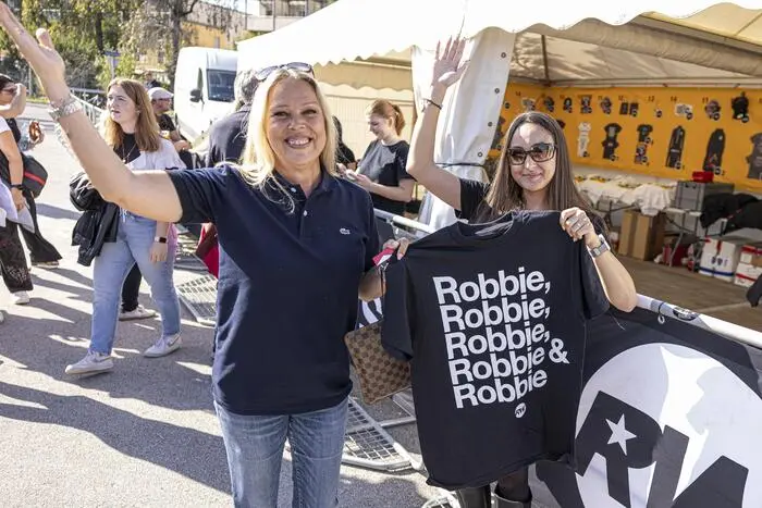 Carmen und Denise aus Niederösterreich vor dem Merchandising-Shop am Wörthersee Stadion