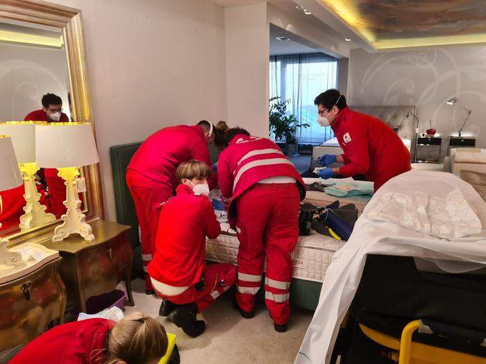 Das Rote Kreuz traf Minuten nach der Geburt beim Einrichtungshaus Spätauf ein