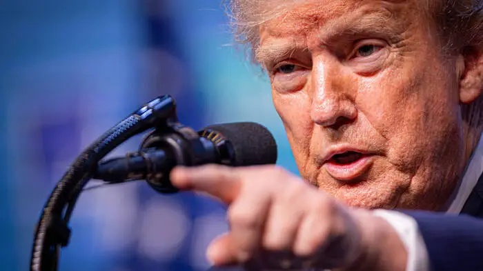 Trump: „Die Europäische Union wird für dieses illegale und höchst unethische Verhalten, vor dem ich sie wiederholt gewarnt habe, einen sehr hohen Preis zahlen“