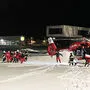 Feuerwehr und Rettungskräfte trugen den bewusstlosen Taucher zum Rettungshubschrauber RK1