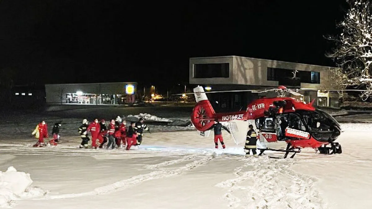 Feuerwehr und Rettungskräfte trugen den bewusstlosen Taucher zum Rettungshubschrauber RK1