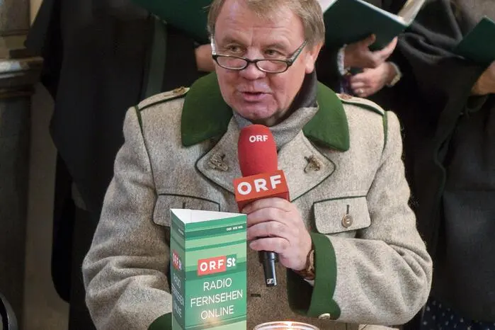 Mit viel Charme und persönlicher Note führte ORF-Moderator Sepp Loibner durch den Nachmittag, bereicherte die Veranstaltung mit Gedichten und humorvollen Zwischenmoderationen und gab dem musikalischen Bogen zusätzliche Wärme.
