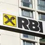 Das Logo der RBI auf einem Bankgebäude | Die Raiffeisen Bank International bringt sich in Stellung