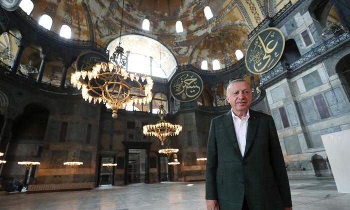 Erdogan in der Hagia Sophia, die im Vorjahr in eine Moschee umgewidmet wurde  