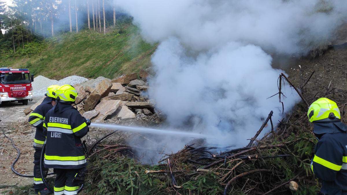 Die FF Ligist konnte den in Brand geratenen Äste-Haufen rasch löschen