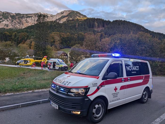 Der schwer verletzte 17-Jährige wurde mit dem Notarzthubschrauber abtransportiert