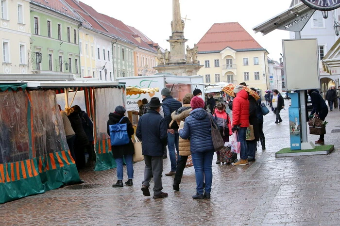 Besonders am Wochenende tummeln sich zahlreiche Einkaufslustige am Hauptplatz, um nach regionalen und saisonalen Produkten Ausschau zu halten. 