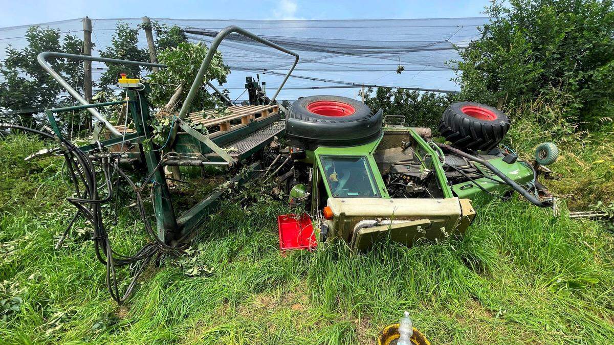 Der verunfallte Traktor samt Gespann