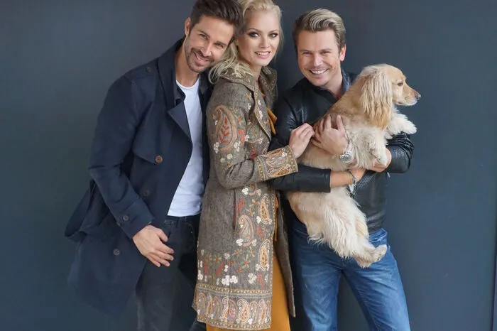 Franziska Knuppe über die Zusammenarbeit mit Adi Weiss und Michael Lameraner: „Mich verbindet mit den beiden eine langjährige Freundschaft und ich freue mich, dass ich nach ,Style up your Life!' auch das Cover ihres neuen Babies ,OBEGG – Best of Südsteiermark' zieren darf.“