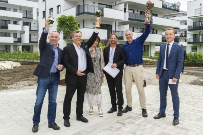 Architekt Fritz Katzianka, Grandits, Oberrauner, Vermarkter Adolf Nageler, Installateur Franz Wiedenig, Raiffeisen Landesbank-Bereichsleiter Manfred Wilhelmer (v.l) am Dorfplatz der Wohnanlage