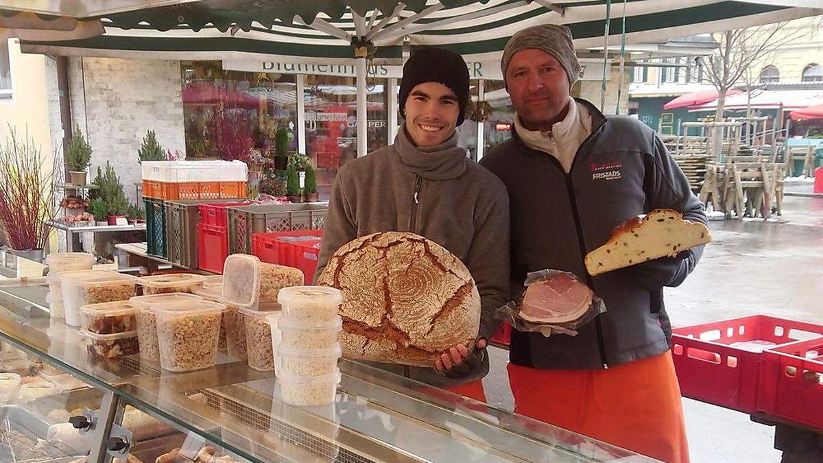 Erwin Großschädel (rechts) und Oskar Sturz am Kaiser-Josef-Platz.