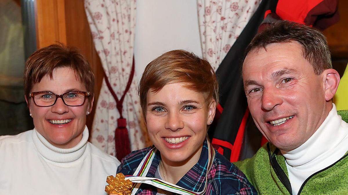 Nicole Schmidhofer mit Mama Barbara und Papa Hannes