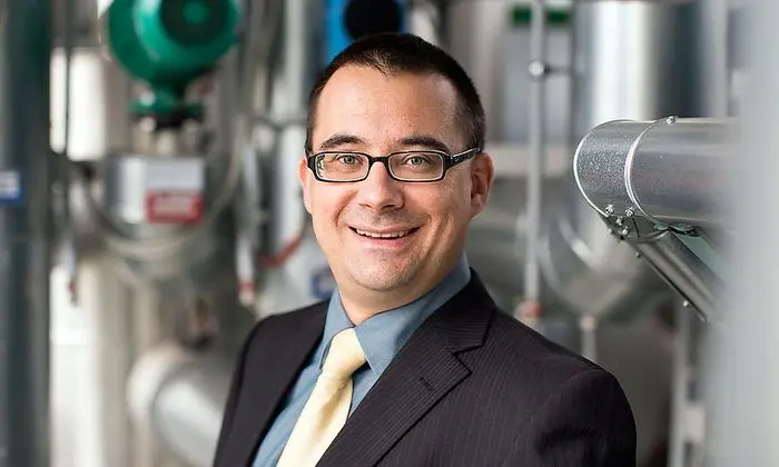 Prof. Dr. Florian Altendorfner forscht und lehrt am Fachbereich Energie – Gebäude – Umwelt der FH Münster zu Energie- und Heizungstechnik