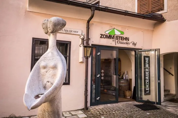 Im Innenbereich vom "Zommstehn" gibt es auch einen großzügigen Speisebereich. Aufgrund der aktuellen Covid-Bestimmungen gibt es dort aktuell 40 Sitzplätze. Ein paar Sitzplätze gibt es auch im Innenhof.