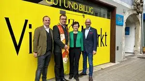 Karl Trummer von der „Silver Living GmbH“, Anton Neger, Pfarrer von Leibnitz, Christine Koller, Obfrau des Vinzimarkts Leibnitz, und Bürgermeister Michael Schumacher vor dem neuen Standort in der Grazer Gasse (v. l.)