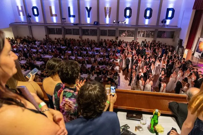 Auch die Partylöwen kamen nicht zu kurz: Während DJ "Drop AUT" die Kammersäle zum Beben brachte, lockten die "Coconuts" mit stimmungsvoller Musik Alt und Jung auf das Parkett, um dort das Tanzbein zu schwingen.