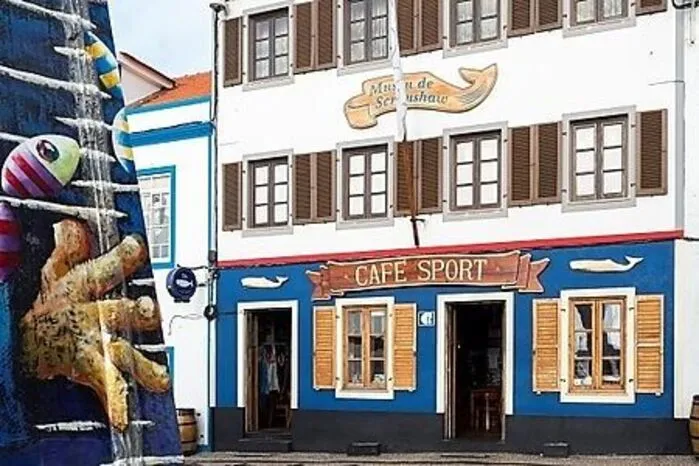 Die auf die Betonziegel der Hafenmauern von Horta gemalten, farben- und motivreichen Erinnerungsbilder zeugen vom polyglotten Publikum, das sich abends meist vor dem „Café Sport“ trifft, einer Bar in der es angeblich den besten Gin Tonic zwischen Europa und Amerika gibt.