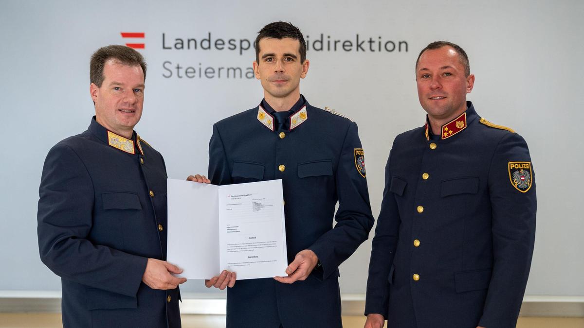 Landespolizeidirektor Gerald Ortner mit Kontrollinspektor Stefan Stuhlpfarrer und Andreas Tafeit, geschäftsführender Bezirkspolizeikommandant