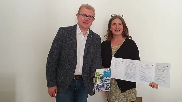Thomas Fischer (Leiter des Straßenamtes) und Verkehrsstadträtin Elke Kahr (KPÖ) legen den neuen Folder auf