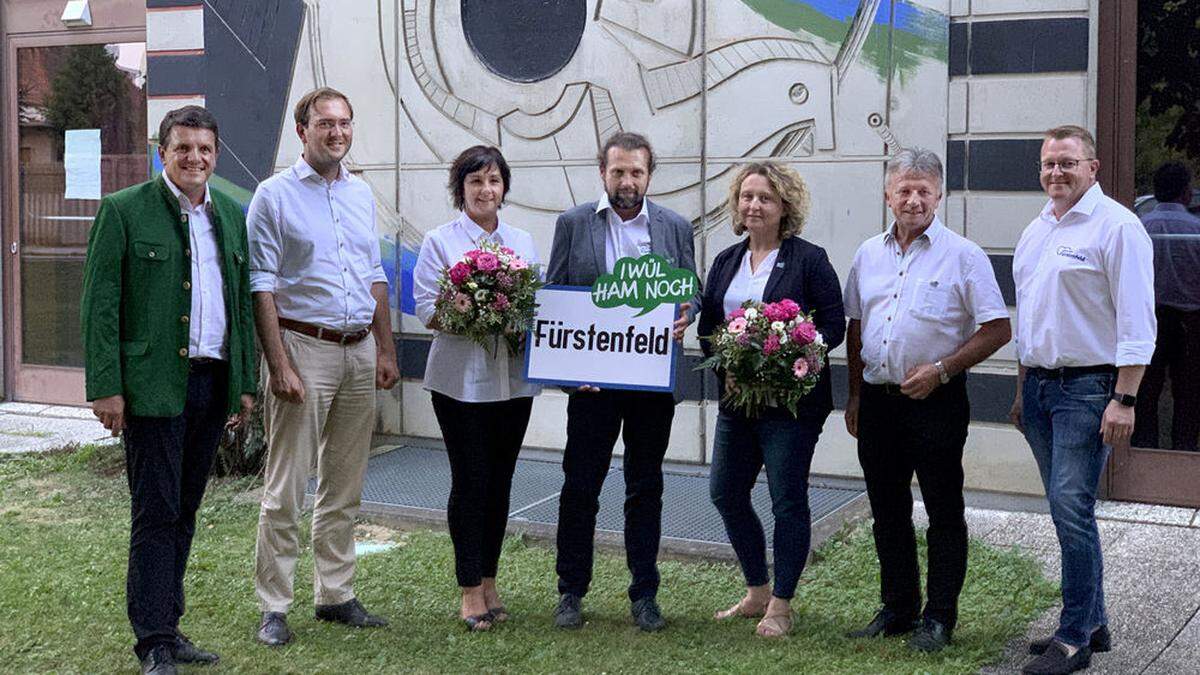 Bürgermeister Franz Jost (links) mit TV-Vorstandsvorsitzenden Markus Jahn (Bildmitte), TV-Vorstand und Mitarbeitern