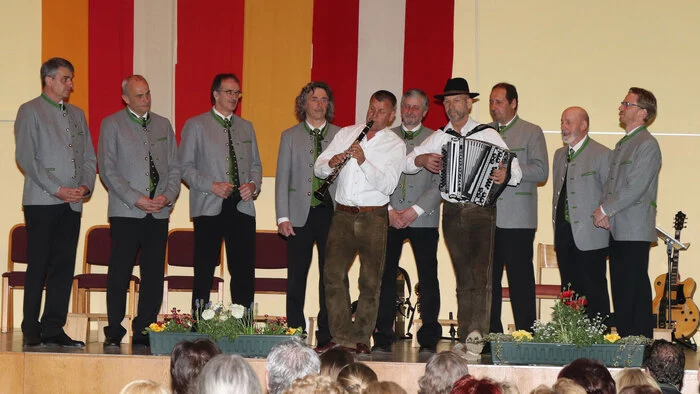 Als musikalische Gäste mit dabei waren die „Jägersängerrunde Arriach“ unter Leitung von Josef Schmette-Krch und dem Obmann Josef Unterköfler, sowie „Die Alpenspezis“ mit Hubert Scheiber und Siegfried Müller dabei. Durch das Programm führte Georg Jankl und von Marianne Neumayer gab es Mundartgedichte zum Thema Frühling.