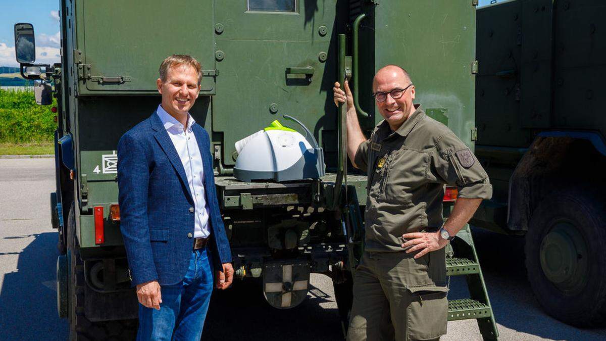 Roland Katschnig mit Oberst Jürgen Schlechter vom ABC-Abwehrzentrum Korneuburg. In der Mitte das Desinfektionsgerät „Nocospray“ 