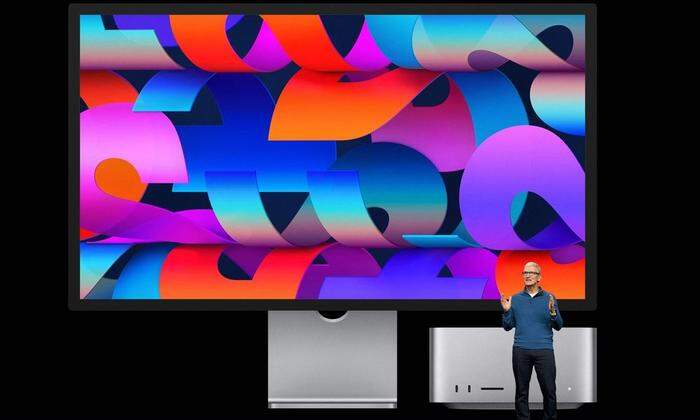Tim Cook zeigt den Apple Mac Studio mit einem M1-Ultra-Prozessor