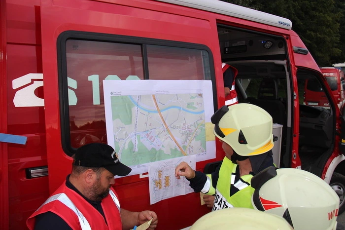 Der zuständige Brandschutzbeauftragten Thomas Eignerm Peter Rechberger vom Team Leader Competence Center Styria sowie Friedrich Partl vom Bereichsfeuerwehrkommando und Abschnittsfeuerwehrkommandant Gottfried Rosenzopf beobachteten den Übungsverlauf.