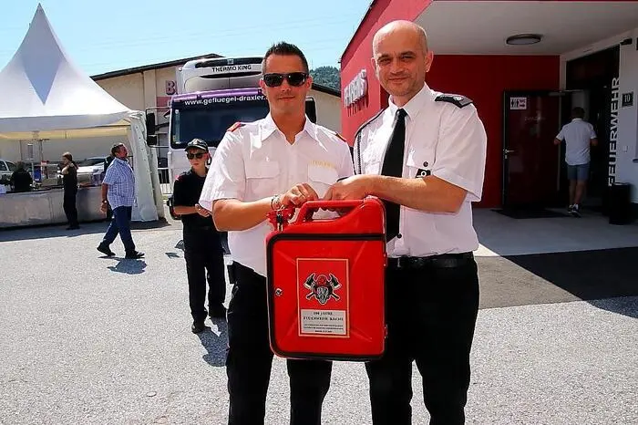 Kommandant Thomas Pagger und sein Stellvertreter Stefan Kraxner freuten sich, auch eine Abordnung der Feuerwehr aus Raszowa in Polen begrüßen zu können. Die Gäste aus Polen überreichten den Kremsern als Geburtstagsgeschenk einen schön gestalteten Benzinkanister.