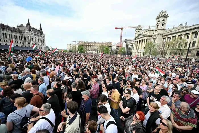 Der „Nationale Marsch für ein neues Ungarn“, der durch die Budapester Innenstadt führte, endete auf dem Kossuth-Platz vor dem Parlament.