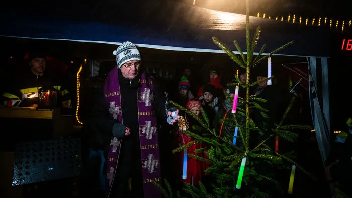 Nach der Weihe durch Feuerwehrkurat Slavko Thaler wurde der Christbaum von Tauchern der Feuerwehren und Wasserrettung Klopeiner See auf den Grund des Sees gestellt.