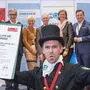Christoph Kagerbauer, der Nachfolger des Jahres, mit Gratulanten