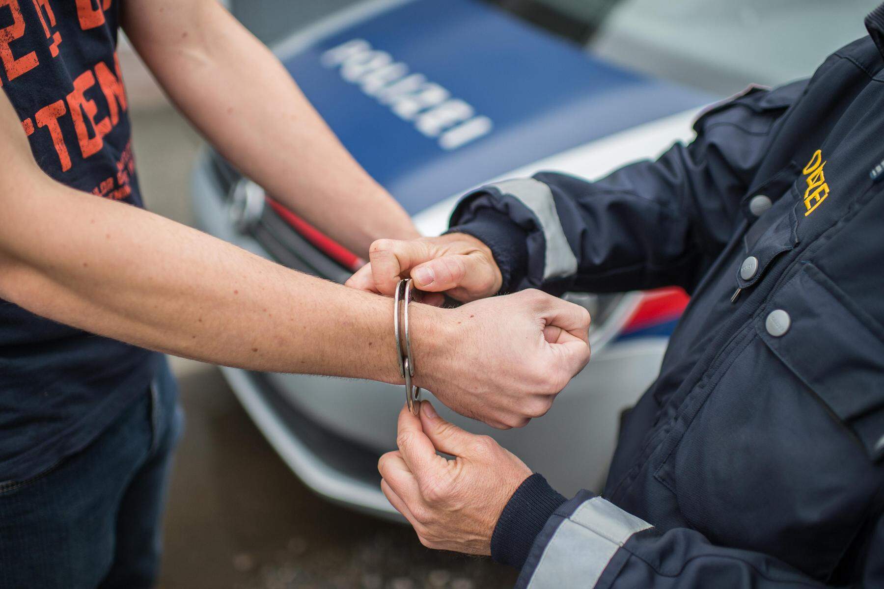 Fahndung in Kärnten: Heroin-Lenker mit Waffe im Auto auf Supermarkt-Parkplatz festgenommen