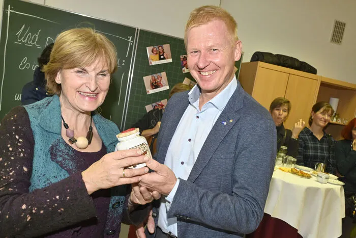 Altenmarkter-Fritzer mit AMS-Chef Johann Oberlerchner, er gibt als laufender Unterstützer des Dorfservices gerne im positiven Sinne "seinen Senf" dazu.
