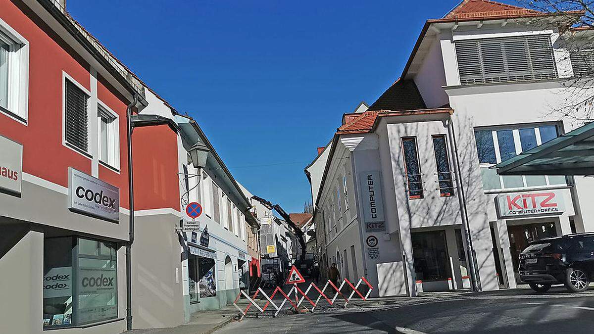 Die Zufahrt bis zum Bleiweißparkplatz ist möglich, die Johann-Offner-Straße ist aufgrund einer Dachsanierung gesperrt