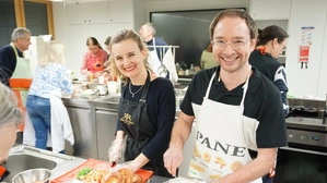 Jessica Dettling und Mario Altenberg versuchten sich an den traditionellen Mittelkärntner Rezepten 