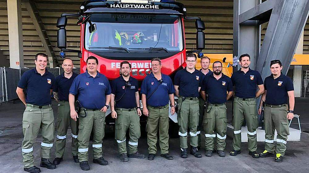 Kärntens Paraskifahrer Markus Salcher (ganz links) absolvierte seinen ersten Einsatz bei der freiwilligen Feuerwehr - und das gleich bei einem Spektakel	
