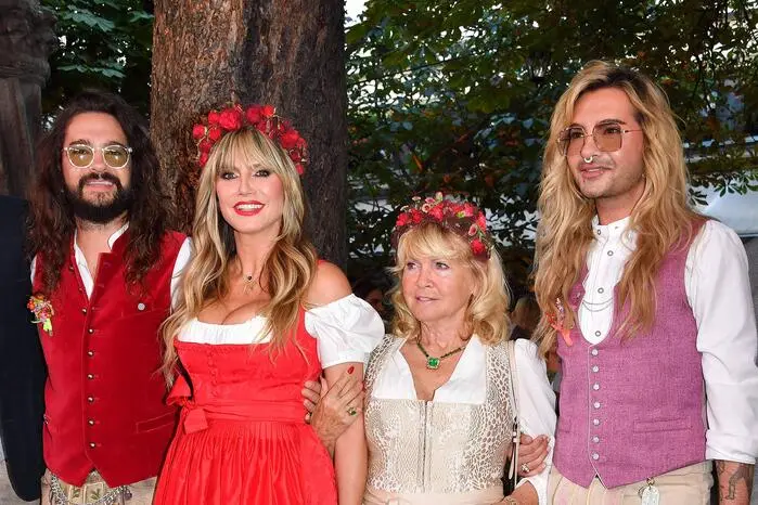 Rotes Dirndl, Schleife rechts: Heidi Klum zeigt gleich zu Beginn, dass sie vergeben ist – und natürlich in Feierlaune.