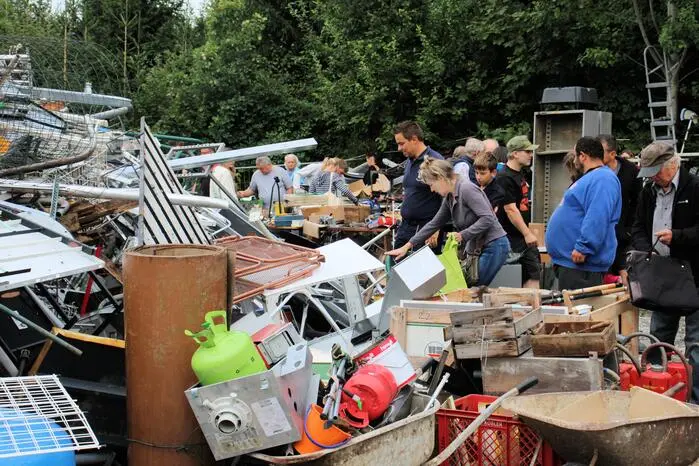HBI Stefan Stocker und OBI Werner Holzer mit ihrem Team für einen erfolgreichen Fetzenmarkt. Schon lange vor Sonnenaufgang standen die ersten Interessenten vor dem Gelände der Freiwilligen Feuerwehr und sicherten sich die besten Plätze zum Start um sieben Uhr in der Früh.
