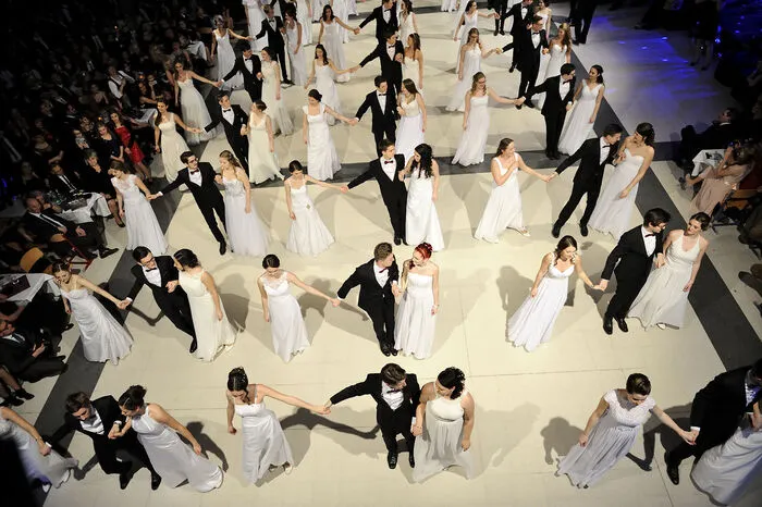 Die Maturanten aus den vier Abschlussklassen gaben dabei mit ihrer Choreografie zum Mix aus klassischer Walzer- und moderner Musik ein eindrucksvolles Gesamtbild ab.