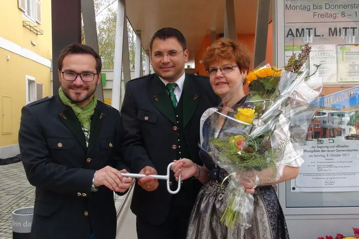 Bgm. Karl Habisch übergab an Amtsleiterin Brigitte Schlager und Amtsleiter-Stellvertreter Stefan Poschauko symbolisch den Schlüssel