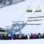 29.12.2024, Schladming, Steiermark, Österreich (Austria): Hochsaison auf der Planai während der Weihnachtsferien - im Bild wartende Skifahrer bei der Talstation der Lärchkogelbahn und die in Betrieb befindliche Seilbahn. 
Fotocredit: Martin Huber
