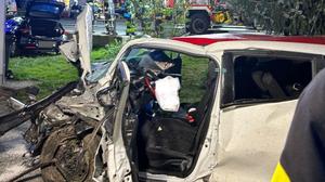 Zwei Autos wurden bei dem Unfall komplett zerstört