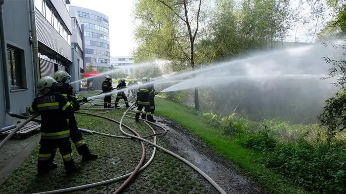 Im Praxisteil absolvierten die neuen Kameradinnen und Kameraden der FF Klagenfurt „die Tanklöschgruppe“, „die Löschgruppe“ und „die technische Gruppe im Einsatz“.
