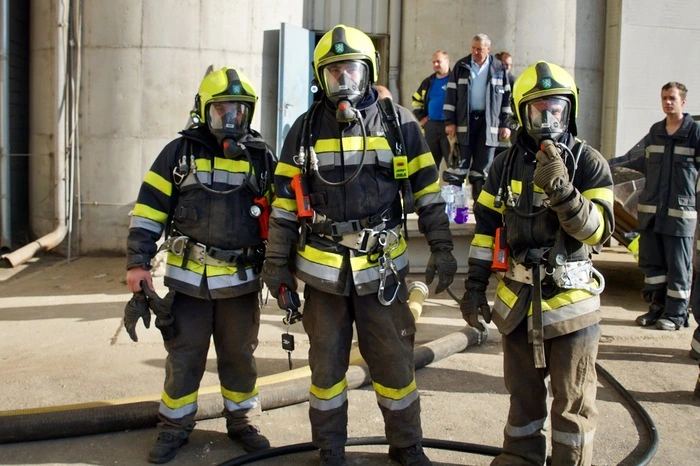 Der erste Atemschutztrupp führte umgehend Kühlungsmaßnahmen durch, um eine Brandausbreitung zu verhindern, ein Vordringen zu den Glutnestern im Silo war nicht möglich, deshalb musste der Silo kontrolliert entleert werden. 