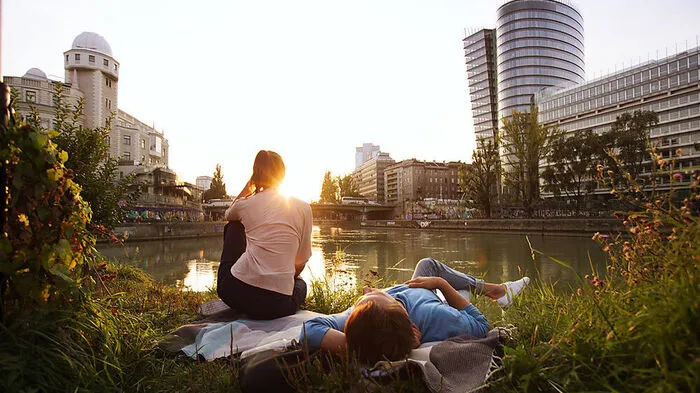 Im Sommer ist der Donaukanal das verlängerte Wohnzimmer Wiens: egal ob mit Steckerlfisch in der Hafenkneipe, Strandfeeling am Tel Aviv Beach oder einem Besuch im Gastroflaggschiff Motto am Fluss – hier findet jeder ein Plätzchen. Tipp: Donaukanaltreiben: 24.–26. Mai.