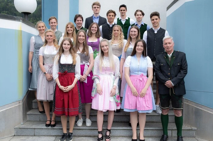 Ausgezeichneter Erfolg: Lara TritscherGuter Erfolg: Julia GeislerBestanden: Lara Schreiber, Julia Zechmann, Elena Puschnik, Viviane Simonlehner, Elisabeth Gebauer, Sarah Auer, Leonie Steiner, Lukas Glöckl, Jonathan Danklmaier, Marco Zechmann, Ivan Shmaraev, Maximilian Hartweger, Gabor Pintér und Bastian Kieler.
