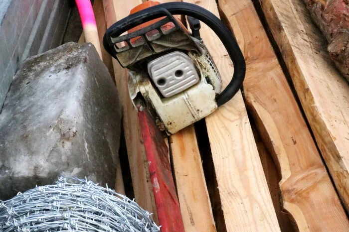 240 Zaunstipfel aller Größen und mehrere Stacheldrahtrollen liegen für den Arbeitstag bereit.